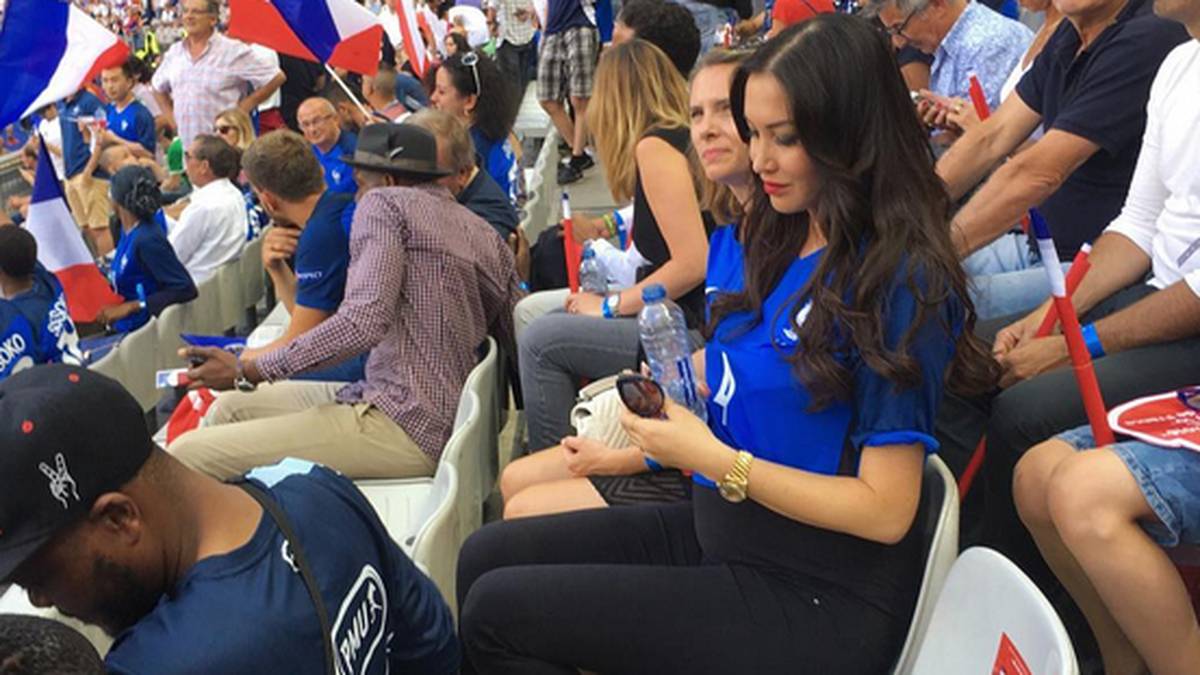 Die Freundin von Adil Rami, Sidonie Biemont findet sich im EM-Finale gegen Portugal  auf der Tribüne ein, um die französische Elf zu unterstützen
