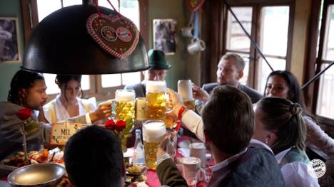 Perfekter Saisonstart und dann auch noch Oktoberfest in München: Die Stimmung beim traditionellen Wiesn-Besuch des FC Bayern könnte besser nicht sein. Serge Gnabry erklärt, was das aktuelle Team so besonders macht.