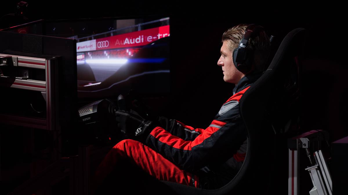 Auch Toni Kroos jagt hinter dem Lenkrad die Bestzeit