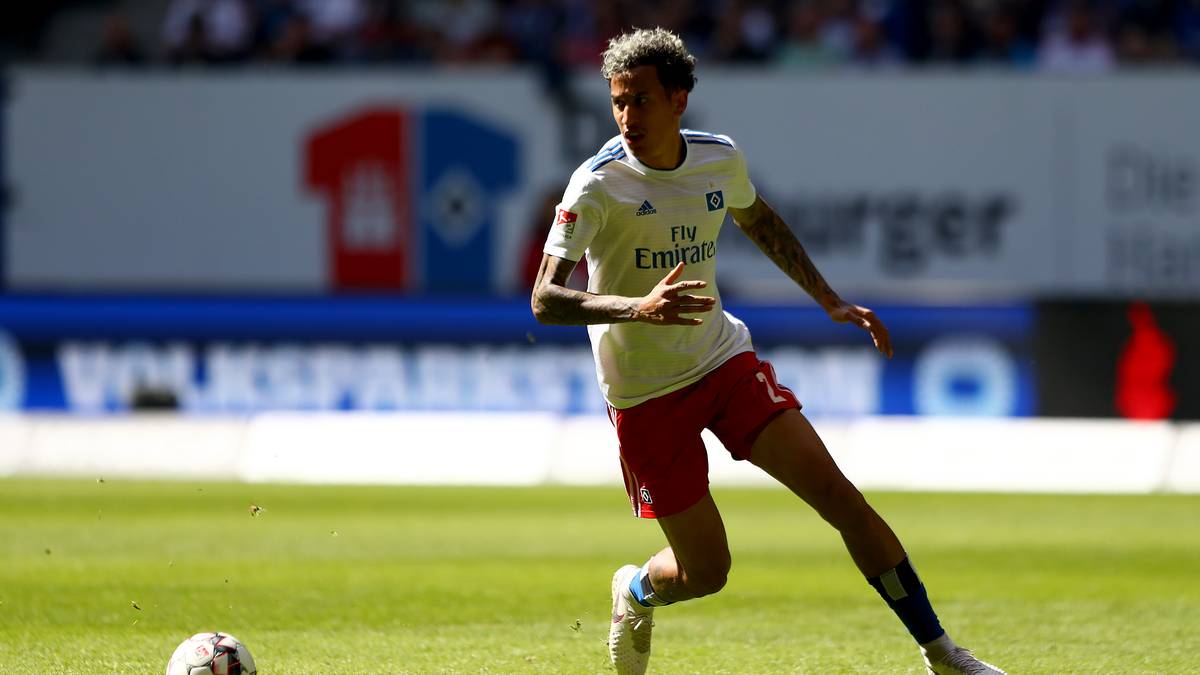 LÉO LACROIX: Der Innenverteidiger ist aktuell von Saint-Étienne an die Hamburger verliehen und diese wollen den 27-Jährigen laut "Bild" fest verpflichten. Denn der Schweizer hat sich nach schwerem Start gesteigert und ist inzwischen Stammspieler