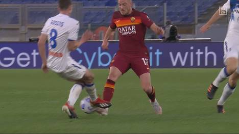 Nationalspieler Robin Gosens erlebt gegen den AS Rom Höhen und Tiefen. Erst bereitet er ein Tor vor, dann fliegt er zum ersten Mal in seiner Karriere vom Platz.