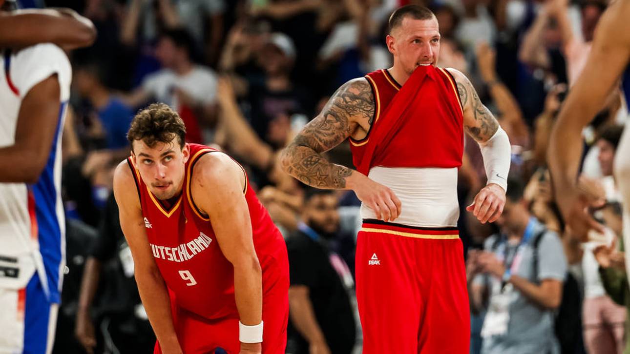 Franz Wagner (links) und Daniel Theis (rechts) zeigen sich nach der Niederlage gegen Frankreich im Olympia-Halbfinale frustriert