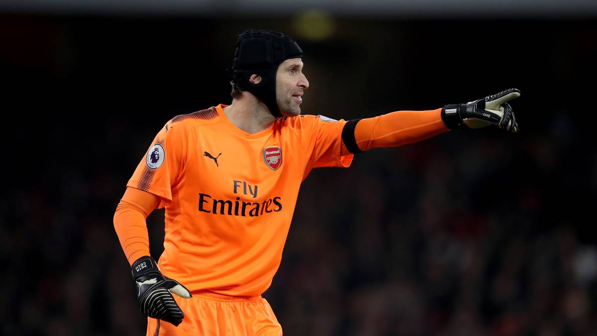 PETR CECH: Der Torwart ist schon wegen seines Kopfschutzes prädestiniert für diesen Posten. Solide und hochprofessionell sind ja quasi seine zweiten Vornamen. Mit ihm als Rückhalt kann nichts schief gehen