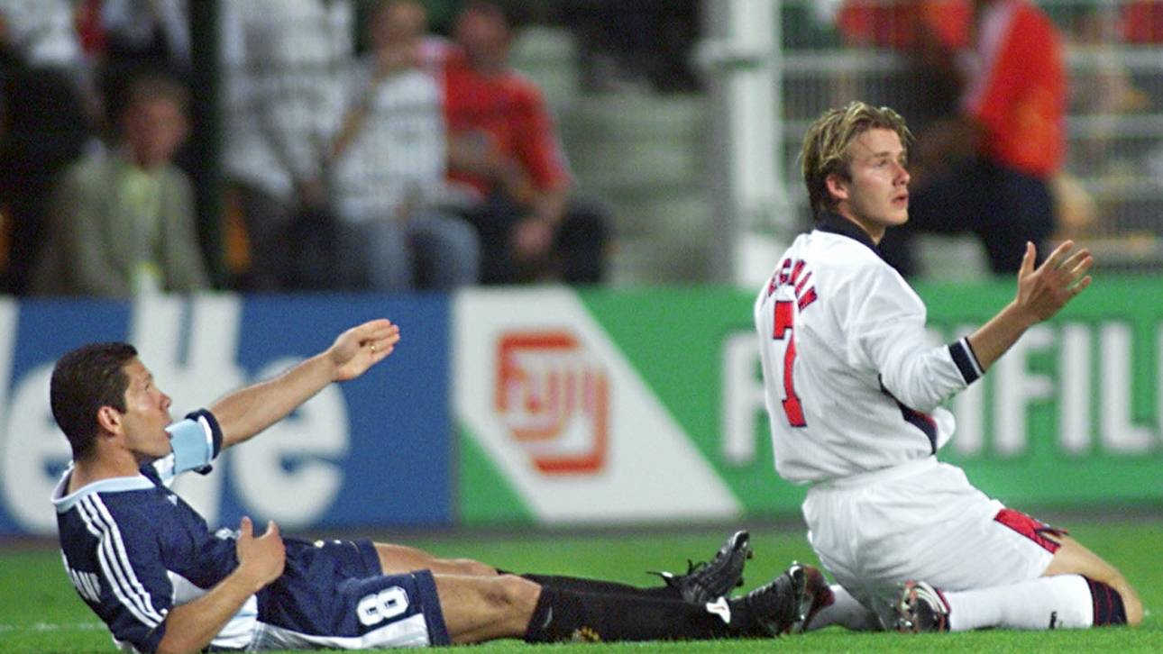English midfielder David Beckham (R) and Argentina
