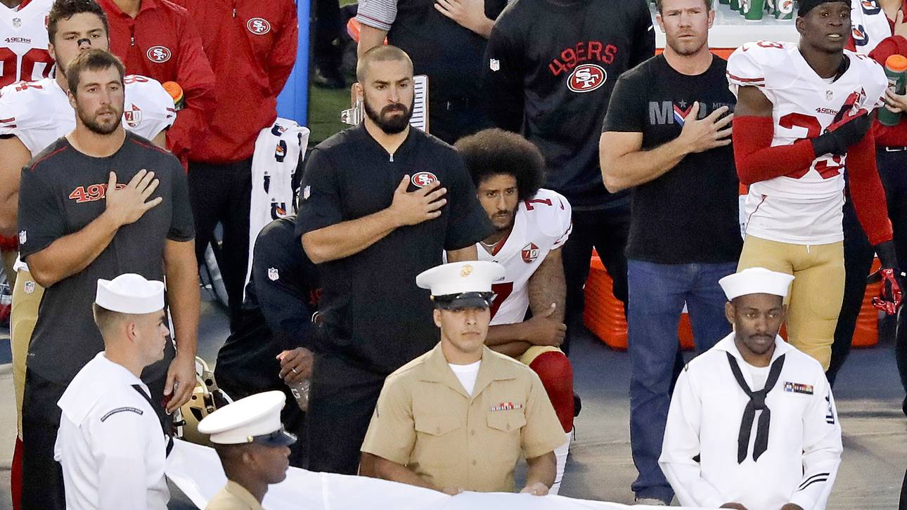 Colin Kaepernick kniet bei der Nationalhymne