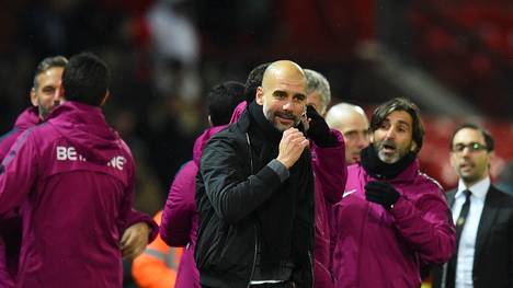 Pep Guardiola (M.) gewann mit City gegen United