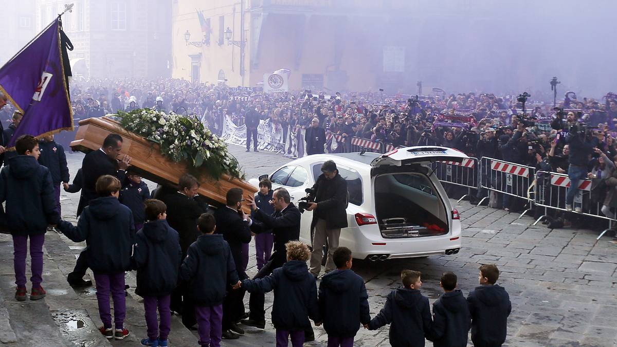 ...trat anschließend seine letzte Reise an. Der Kapitän des AC Florenz hinterlässt eine Frau und eine zwei Jahre alte Tochter