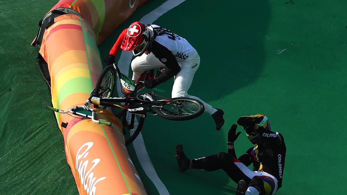 ...sondern auf dem Hosenboden (r.) oder in der Bande (l.)