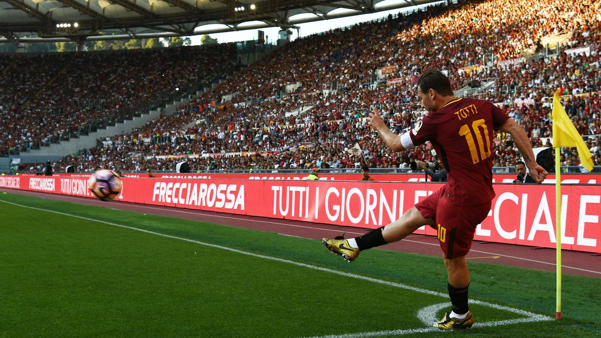 Dann darf Totti endlich rein. In der 54. Minuten kommt die lebende Legende ins Spiel - und hilft der Roma ein letztes Mal dabei, sich für die Champions League zu qualifizieren