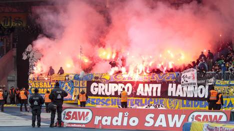 Am Sonntag steigt in der 2. Bundesliga das Niedersachsen-Derby zwischen Eintracht Braunschweig und Hannover 96. In den vergangenen Jahren machte das Derby immer wieder aufgrund von Ausschreitungen auf sich aufmerksam. Das Derby wird außerdem wieder vor ausverkaufter Kulisse stattfinden, was die Situation für die Polizei nicht einfacher machen dürfte.