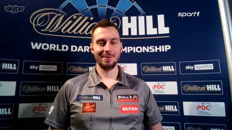 Florian Hempel besiegt bei seinem Debüt im Ally Pally Martin Schindler souverän mit 3:0. Im Anschluss ist er überglücklich.