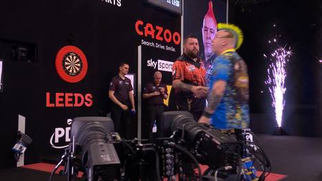 Peter Wright verweigert nach der deutlichen Niederlage im Halbfinale gegen Michael Smith in der Premier League of Darts den Handshake nach dem Spiel.
