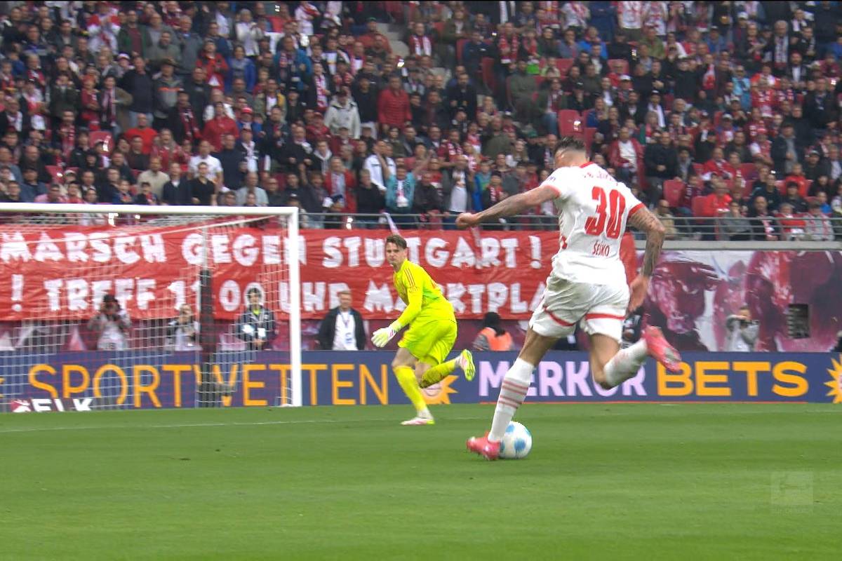 Jonas Urbig hat in Leipzig folgenschwer gepatzt - die Fans des FC Bayern gehen im Netz mit dem 21-Jährigen hart ins Gericht.