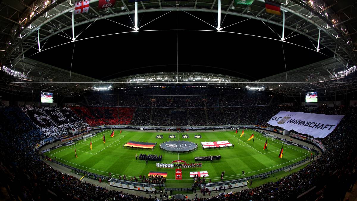 Beim finalen Showdown in der EM-Quali in Leipzig erlebt die deutsche Mannschaft gegen Georgien einen absurden Abend. Die DFB-Elf spielt den Gegner vor allem in der ersten Hälfte an die Wand, vergibt aber Chance um Chance. Am Ende löst das Team dank eines späten Tores aber doch noch das Ticket nach Frankreich. Die deutschen Spieler in der SPORT1-Einzelkritik 