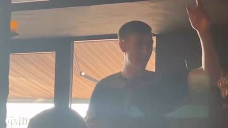 Dass Neuzugänge auf Mannschaftsabenden singen müssen, ist nichts Neues. Nationalspieler Nico Schlotterbeck hatte sich für seinen Einstand beim BVB ein ganz spezielles Lied ausgesucht.