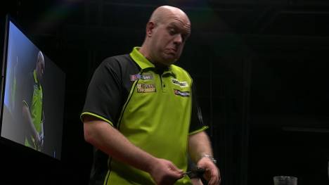 Martin Schindler verliert im Halbfinale des NEO.bet German Darts Grand Prix München 2024 gegen Michael van Gerwen. Bei der Gratulation kommt es zu einer kuriosen Szene.