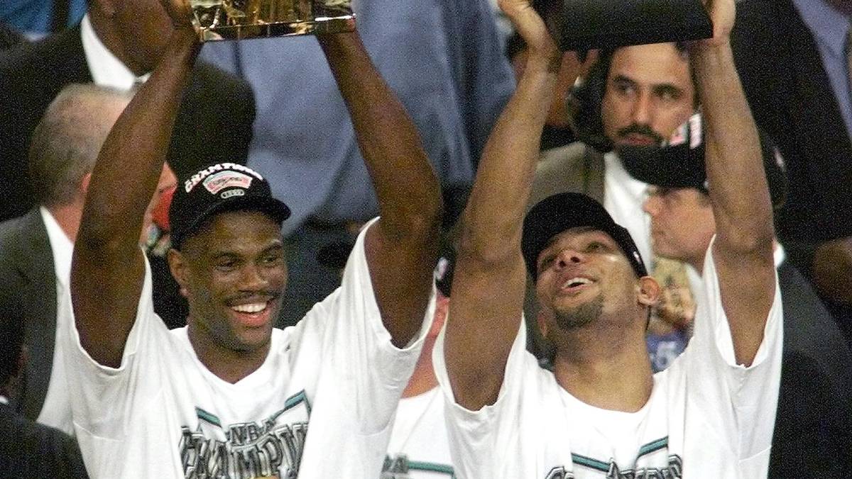 Tim Duncan (r.) und David Robinson (l.) führten die San Antonio Spurs 1999 zur ersten Meisterschaft der Franchise-Geschichte