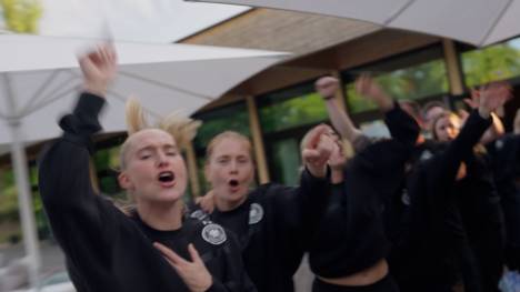 Wolfgang Petry, gute Stimmung, viel Euphorie: Die DFB-Frauen starten optimistisch in die EM 2025 - und formulieren ein klares Ziel.