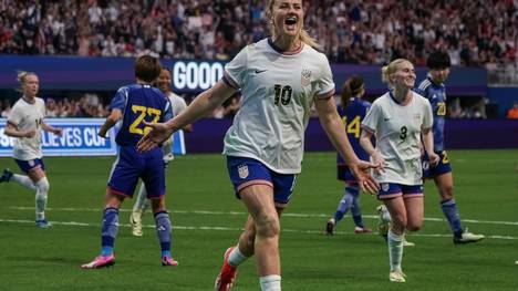 Lindsay Horan celebrates her goal from the spot