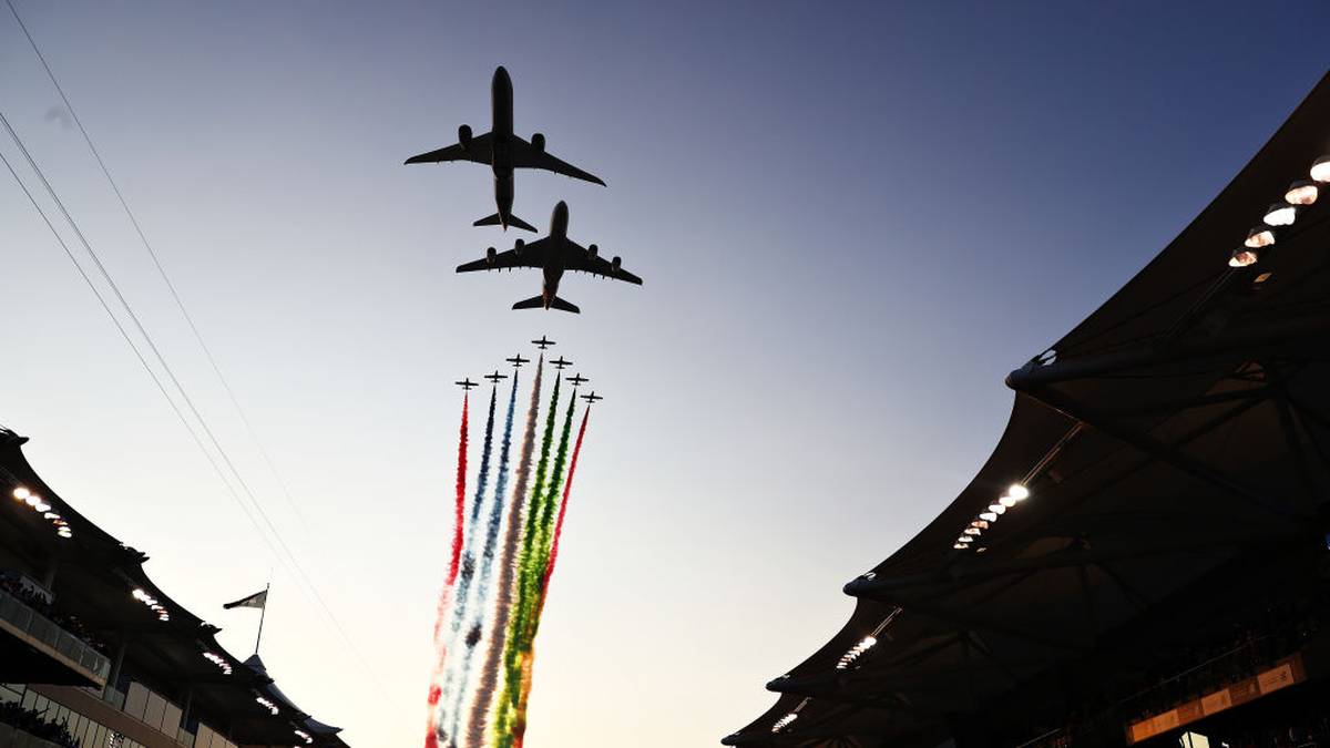 Spektakulär wird es kurz vor dem Start. Während der Nationalhymne der Vereinigten Arabischen Emirate überfliegen zwei Passagierflugzeuge und mehrere Kampfflugzeuge den Yas Marina Circuit
