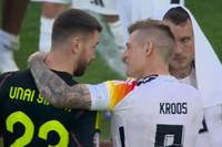 Toni Kroos bestreitet bei der UEFA EURO 2024 gegen Spanien sein letztes Karrierespiel. Nach dem Abpfiff kommt es zu emotionalen Szenen.