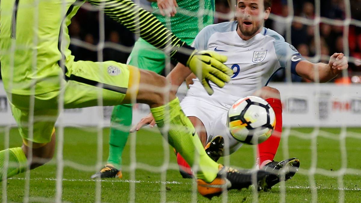 TOPF 2 - ENGLAND (12): Dank Harry Kane (r.), der in der Nachspielzeit den 1:0-Siegtreffer gegen Slowenien erzielt, sind auch die Three Lions in Russland dabei