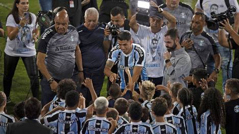 Stürmer Luis Suarez wurde bei seinem neuen Verein Gremio Porto Alegre in Brasilien herzlich empfangen und gefeiert.