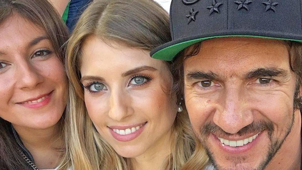 Cathy Hummels schaut das Viertelfinale nicht alleine. An ihrer Seite präsentiert sie Thomas Hayo, Juror bei Germany's Next Topmodel