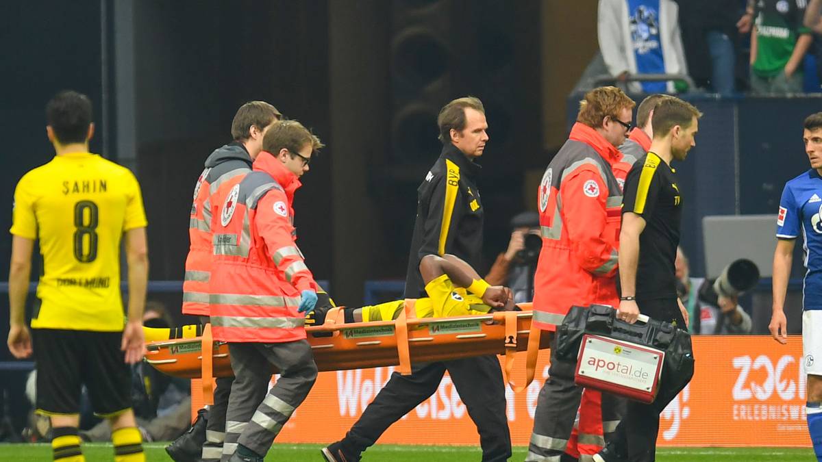 Auf dem Rasen kann Michy Batshuayi dem BVB in ideser Saison nach seiner Verletzung aus dem verlorenen Revierderby bei Schalke 04 nicht mehr helfen, inzwischen geht es ihm aber zumindest schon wieder besser
