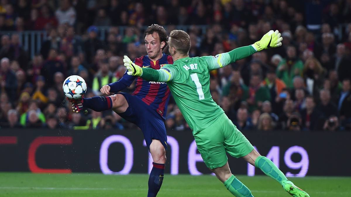 Ivan Rakitic (l.) trifft zum  Siegtor für den FC Barcelona gegen Manchester Citys Joe Hart
