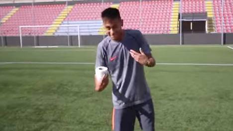 Neymar zaubert mit einer Rolle Klopapier