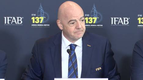 Die heiß-diskutierte "One-Love"-Binde sorgte weltweit für Gesprächsstoff, nun spricht FIFA-Präsident Gianni Infantino erstmals über das Debakel und zeigt sich einsichtig. 