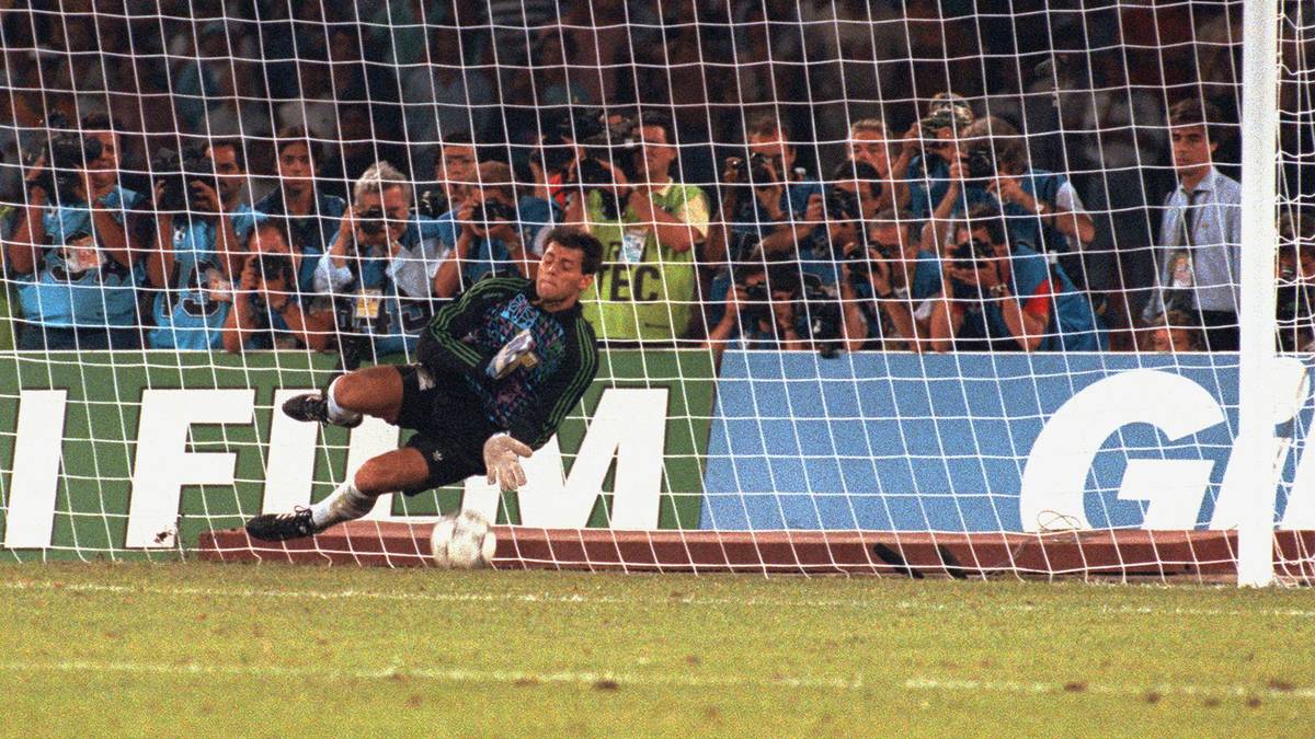 Im Viertelfinale gegen Jugoslawien und im Halbfinale gegen Gastgeber Italien parierte er im Elfmeterschießen je zwei Versuche. Dass Lothar Matthäus den Strafstoß im Endspiel Andreas Brehme überließ, mag auch an Goycochea gelegen haben. Gewann mit Argentinien in der Folge 1991 und 1993 die Copa América und 1992 den Confed Cup