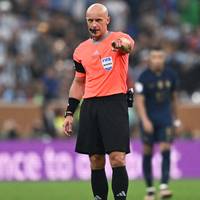 Nach dem Wirbel um seinen Auftritt bei einer Veranstaltung eines Rechtspopulisten trifft die UEFA die Entscheidung über Final-Schiri Szymon Marciniak.