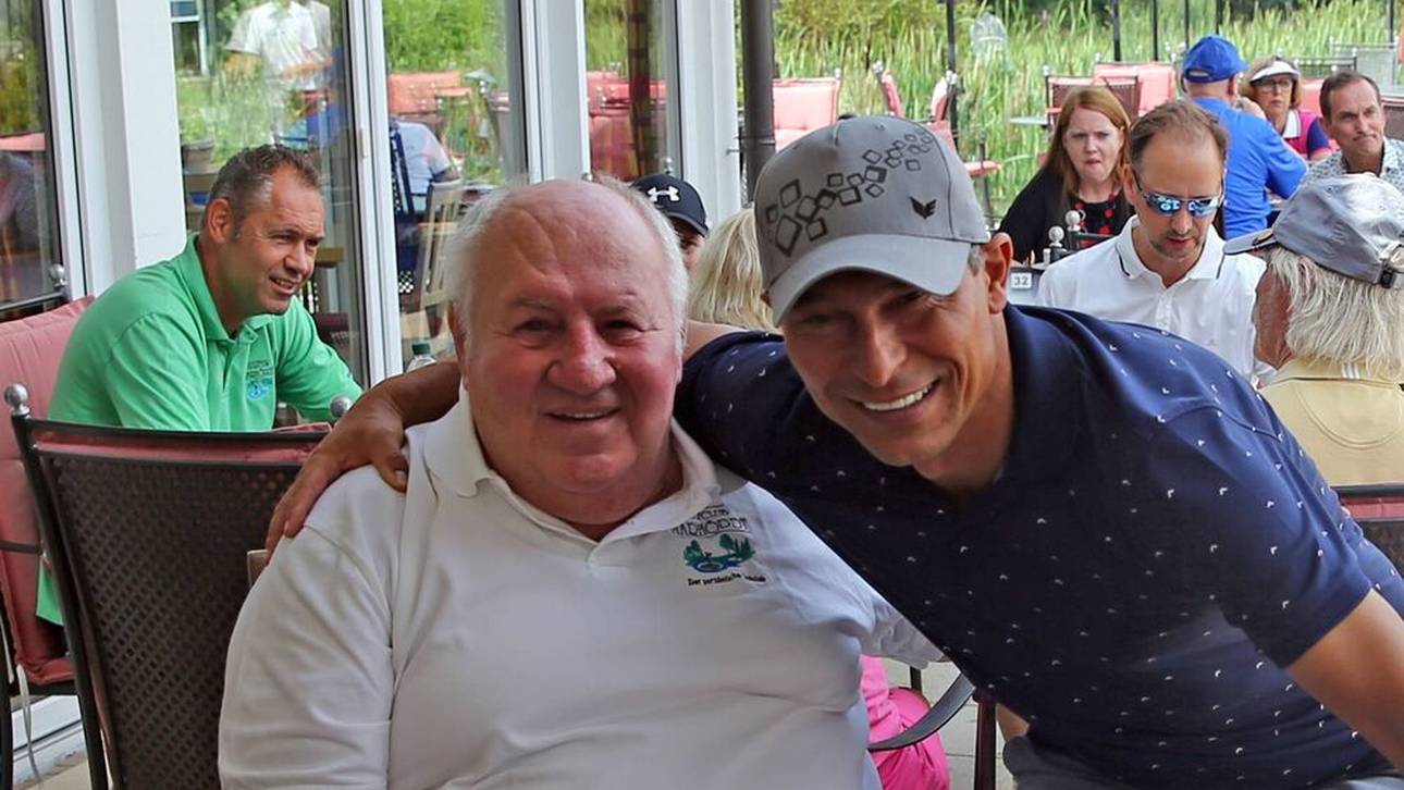 Buffy Ettmayer und der spätere VfB-Spielmacher Krassimir Balakov bei einem Golfturnier 2019