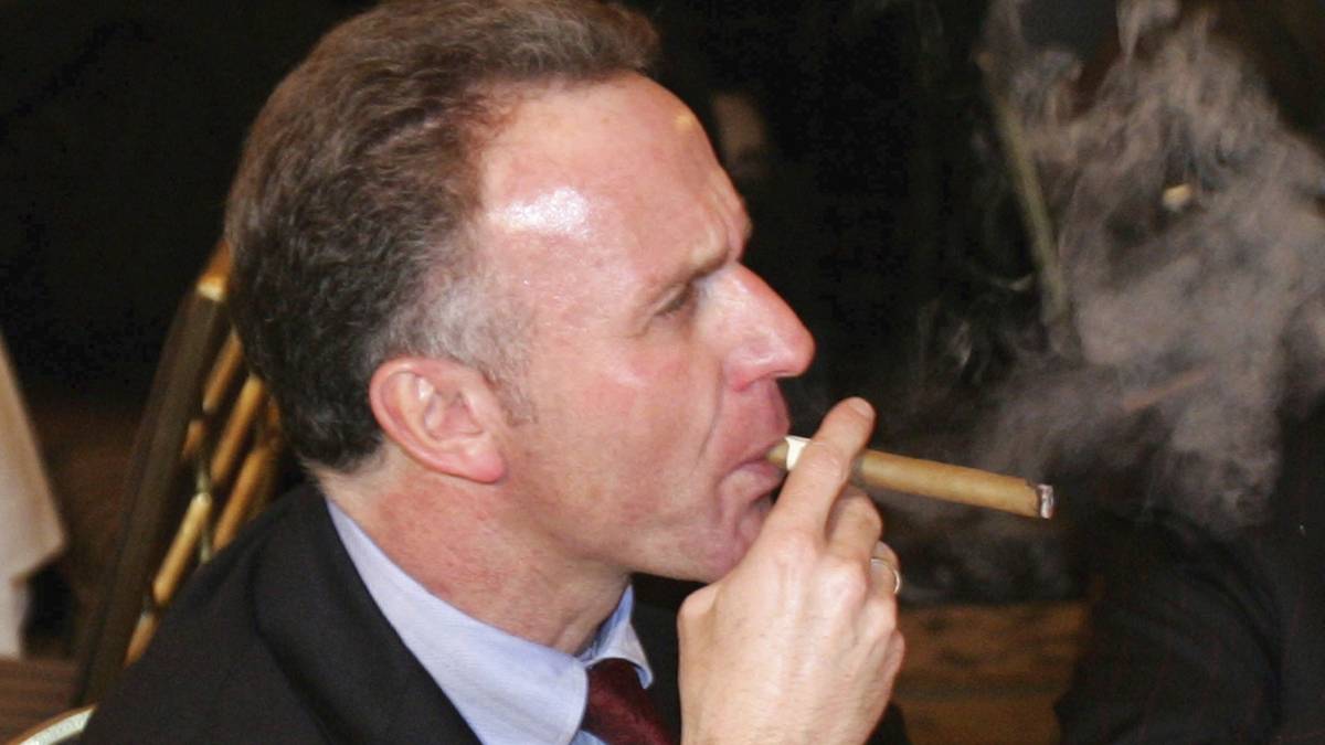 Sehr zur Freude von Karl-Heinz Rummenigge, der sich auf dem anschließenden Bankett eine Zigarre gönnt