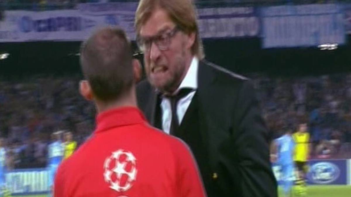 Klopp giftete den vierten Offiziellen an, weil der den verletzten Marcel Schmelzer seines Erachtens nach nicht schnell genug wieder aufs Feld ließ, um ein Gegentor von Gonzalo Higuain zu verhindern. Klopps Gesichtsausdruck dürfte sich dem Unparteiischen ins Gedächtnis eingebrannt haben