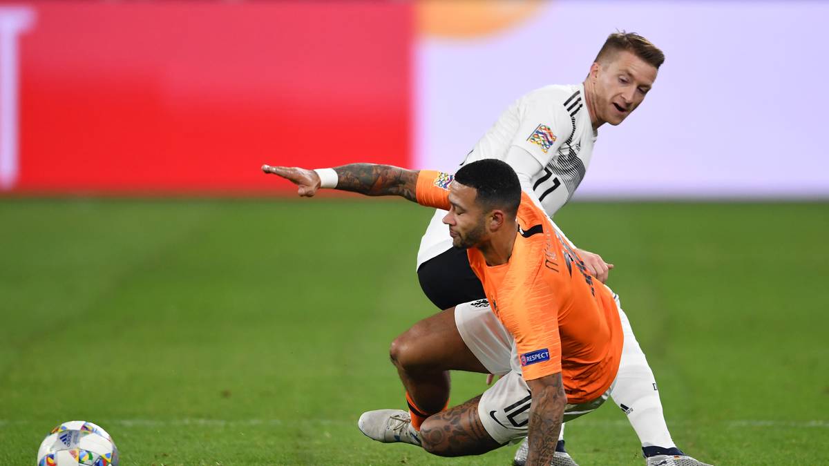 "NRC": "Das neue Oranje schlägt in der Schlussphase zu. Die Rückkehr Oranjes auf die Erde vollzog sich am Montagabend über die schmerzhafte Offenlegung von Machtlosigkeit, bis Quincy Promes und Virgil van Dijk zehn Minuten vor Spielende mit Toren aus dem Nichts die Finalrunde der Nations League gegen Deutschland erzwangen. In Gelsenkirchen waren die Niederlande Deutschland in allen Belangen unterlegen, und doch wurde es ein 2:2."