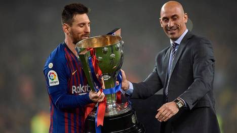 Luis Rubiales bei der Überreichung des Meisterpokals 2019 an Barcelonas Lionel Messi