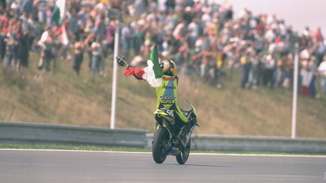 Valentino Rossi feiert in der 125er Klasse auf Aprilla seinen Sieg beim Großen Preis von Tschechien (1996)