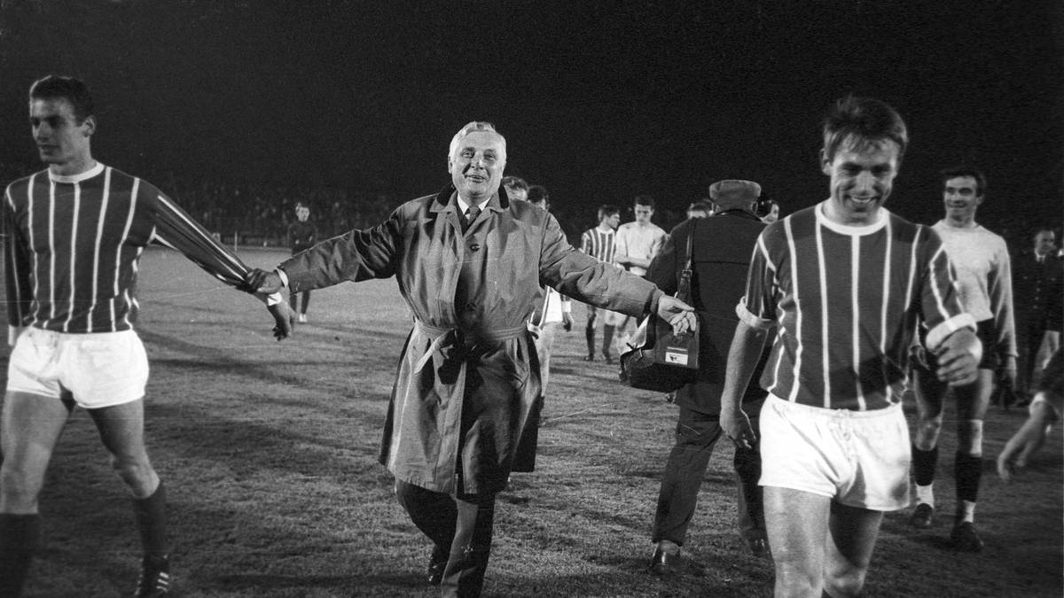 wo er nach einer durchwachsenen ersten Bundesliga-Saison sensationell Meister wird. 1965 verschlägt es den damals 62-Jährigen gen Westen zu Borussia Dortmund, wo er seine Erfolgsstory weiter schreibt. Der BVB holt am Ende der Saison als erste deutsche Mannschaft den Europacup. Seinen letzten großen Erfolg verbucht Multhaup, als er mit dem 1. FC Köln 1968 den DFB-Pokal gewinnt. Letzte Trainerstation in der Bundesliga: SV Werder Bremen (71/72)