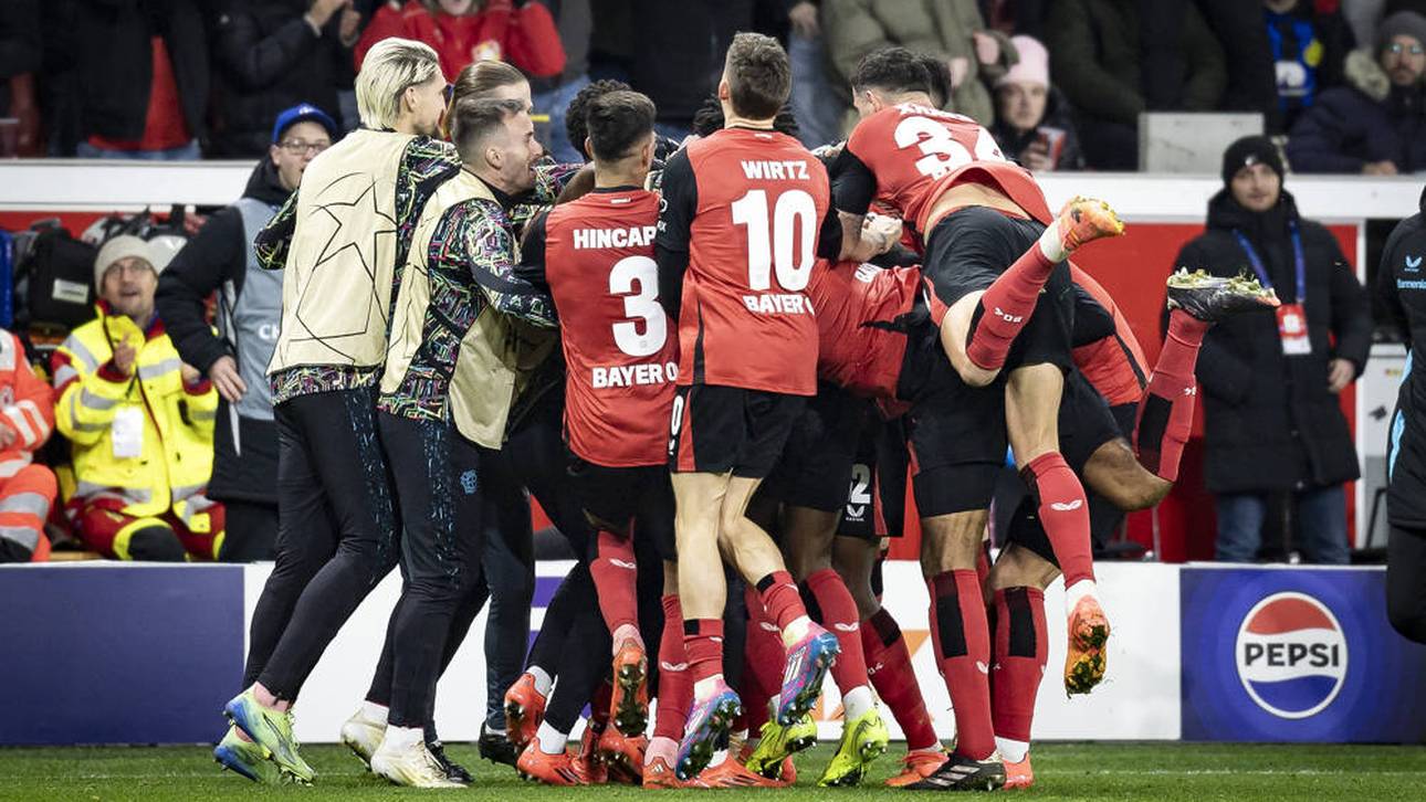 Bayer Leverkusen bejubelt den späten Treffer von Nordi Mukiele