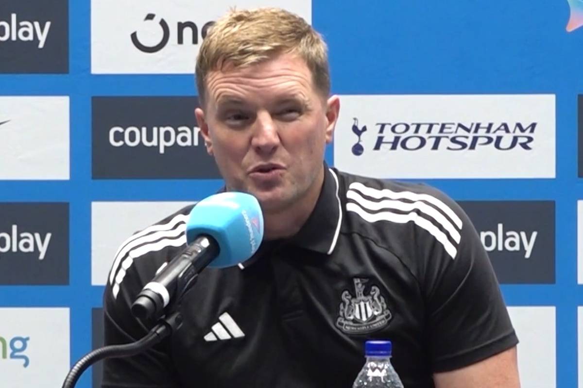 Die Transfer-Saga um Alexander Isak beschäftigt Newcastle United und vor allem Trainer Eddie Howe. Der kriegt viele Wasserstandsmeldungen über die Medien mit.