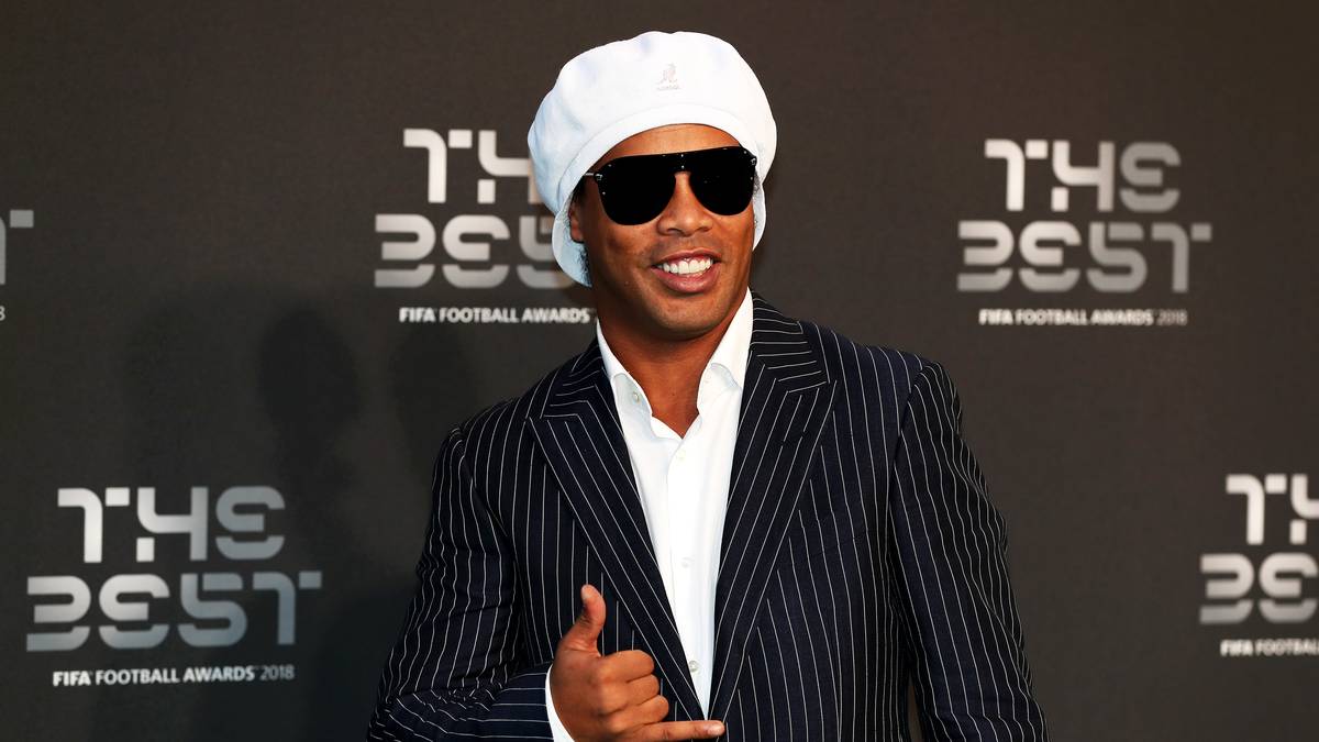 Ronaldinho lenkt dagegen mit seiner Kopfbedeckung die Aufmerksamkeit auf sich