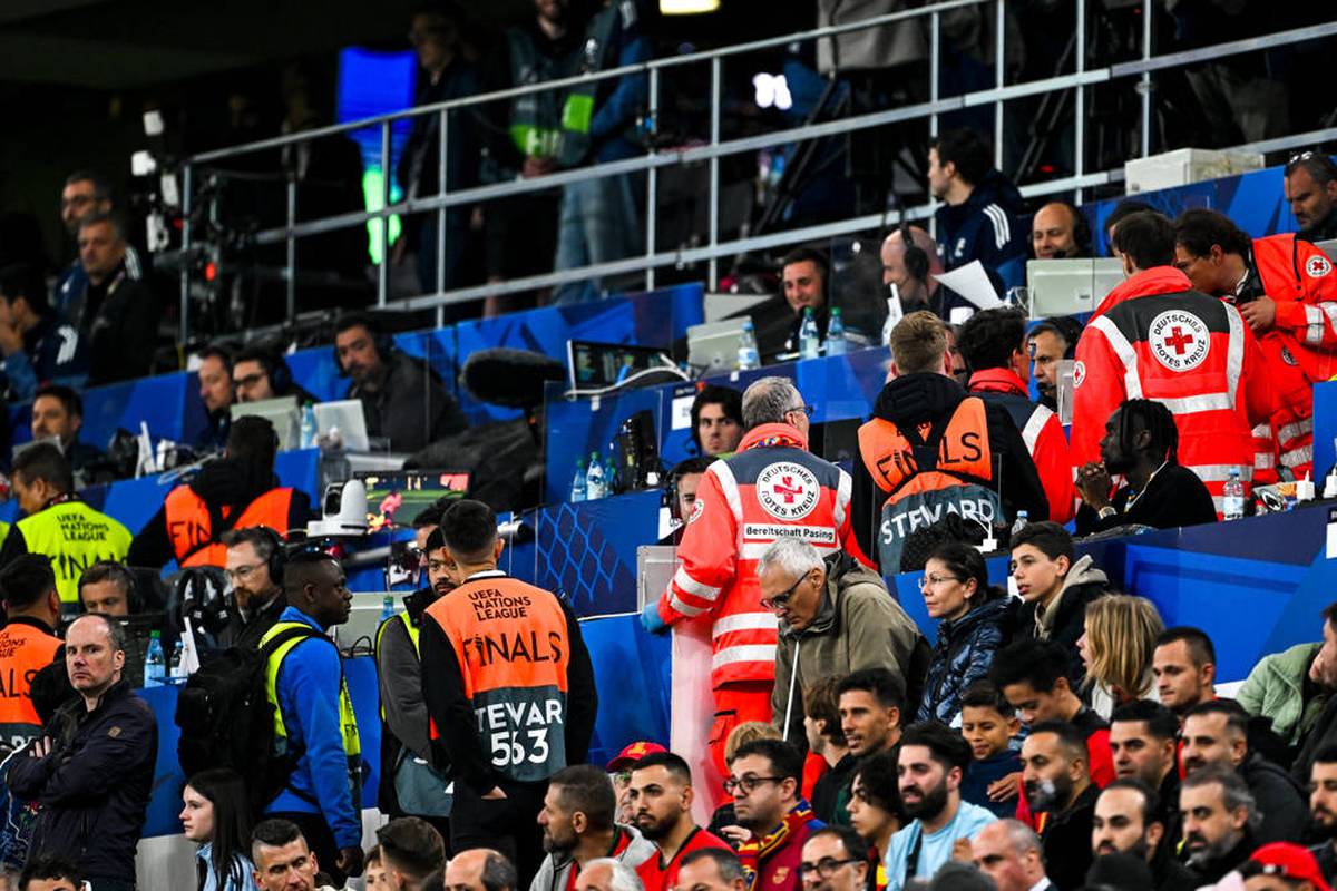 Beim Nations-League-Finale zwischen Portugal und Spanien stürzt ein Fan auf der Tribüne meterweit in die Tiefe. Nach dem Spiel gibt die Polizei ein Statement zu dem tödlichen Zwischenfall ab.