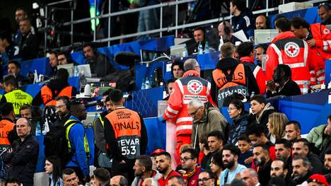 Beim Nations-League-Finale zwischen Portugal und Spanien stürzt ein Fan auf der Tribüne meterweit in die Tiefe. Nach dem Spiel gibt die Polizei ein Statement zu dem tödlichen Zwischenfall ab.