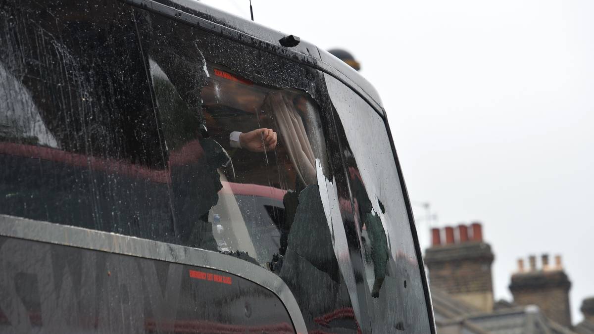 Die Außenscheiben des Busses gehen zu Bruch. "Der Mannschaftsbus wurde zertrümmert", zeigte sich Uniteds Stürmerstar Wayne Rooney geschockt. "West Ham wird enttäuscht sein, was die Fans getan haben"