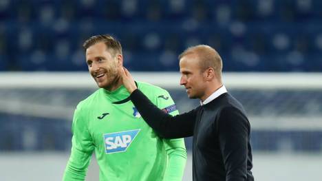 Hoffenheim-Trainer Sebastian Hoeneß feierte mit Torwart Oliver Baumann den Auftaktsieg