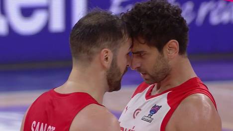 Bei der Basketball-EM in Georgien kam es nach dem Spiel des Gastgebers gegen die Türkei zu wüsten Szenen in der Kabine, auch die georgische Polizei war involviert. 