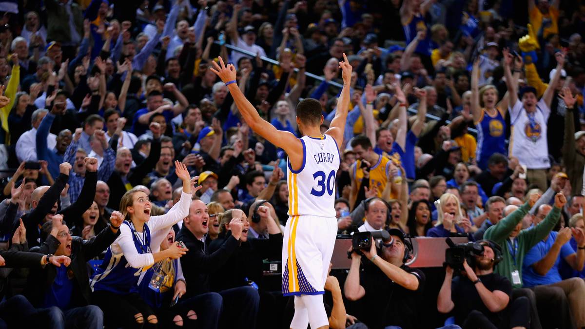 Ganz anders Curry. Der MVP lässt es mal wieder Dreier regnen